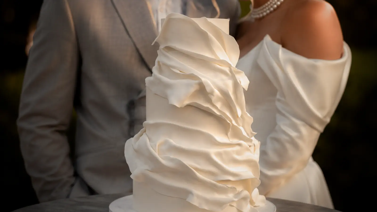 Modern wedding cakes with contemporary white design