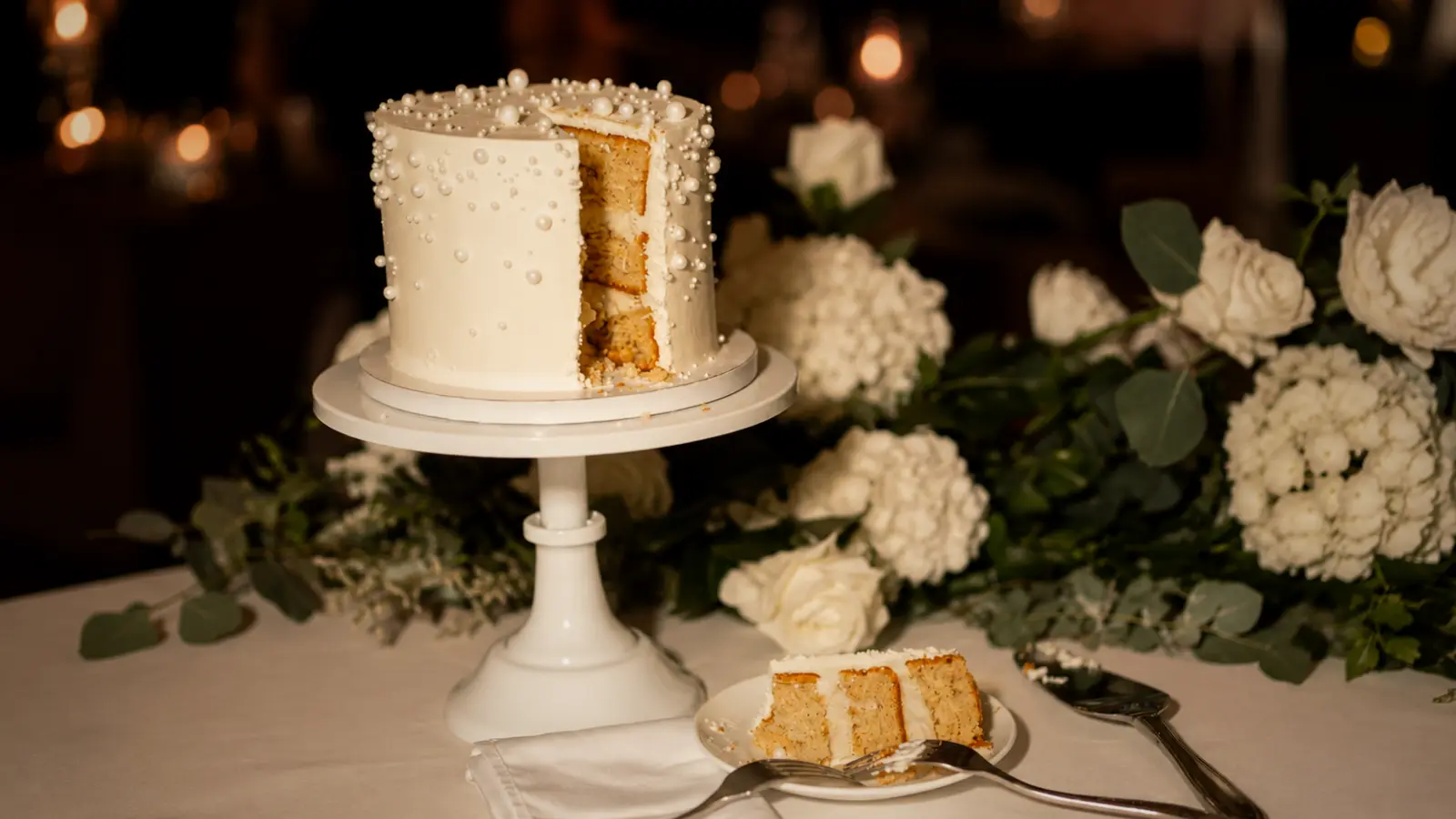 One tier pearl wedding cake design