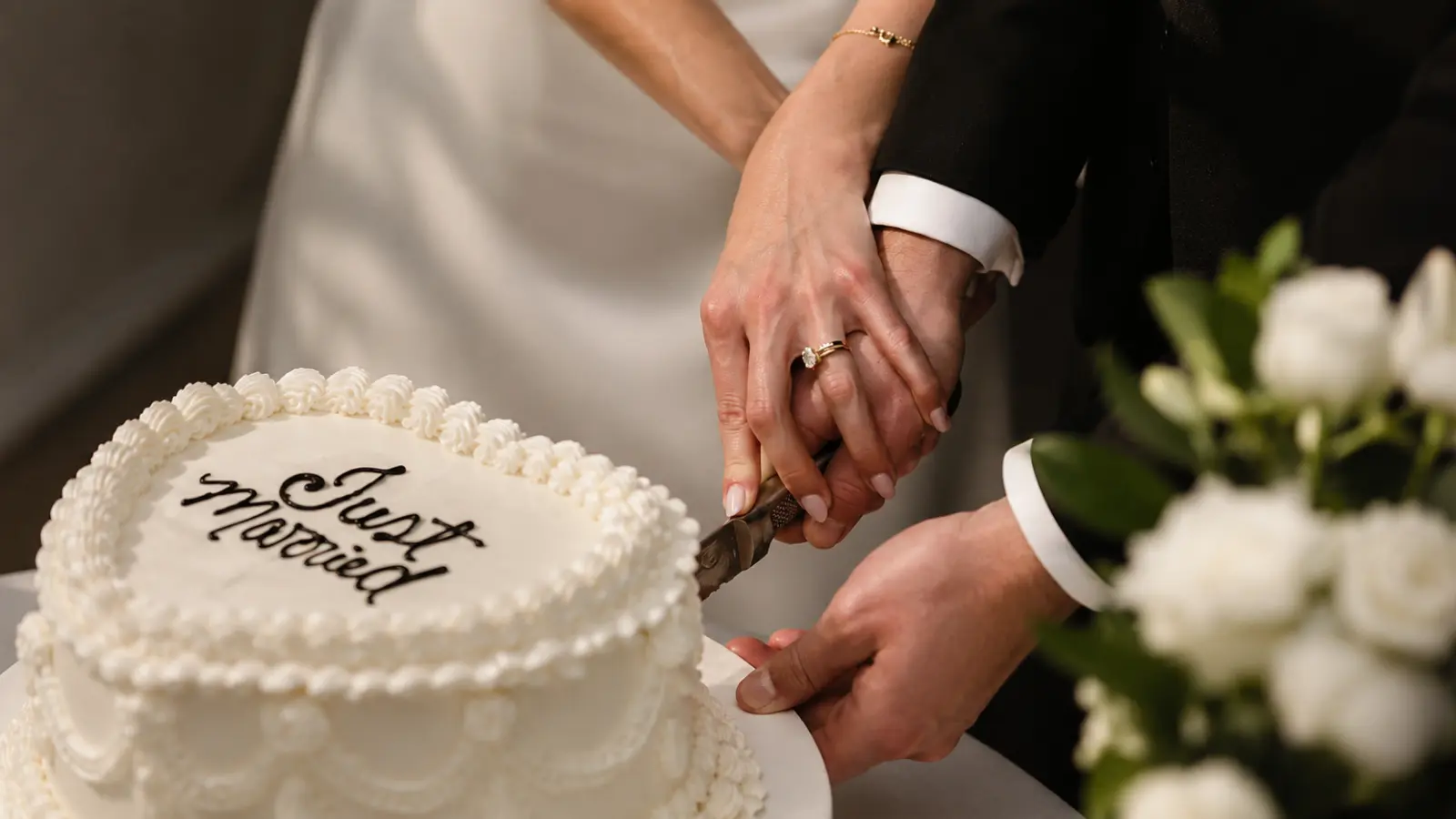 One tier wedding cake cutting moment