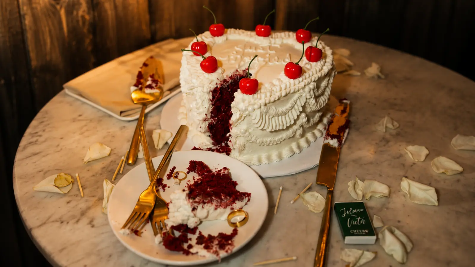 Vintage wedding cake with classic piping details and romantic design