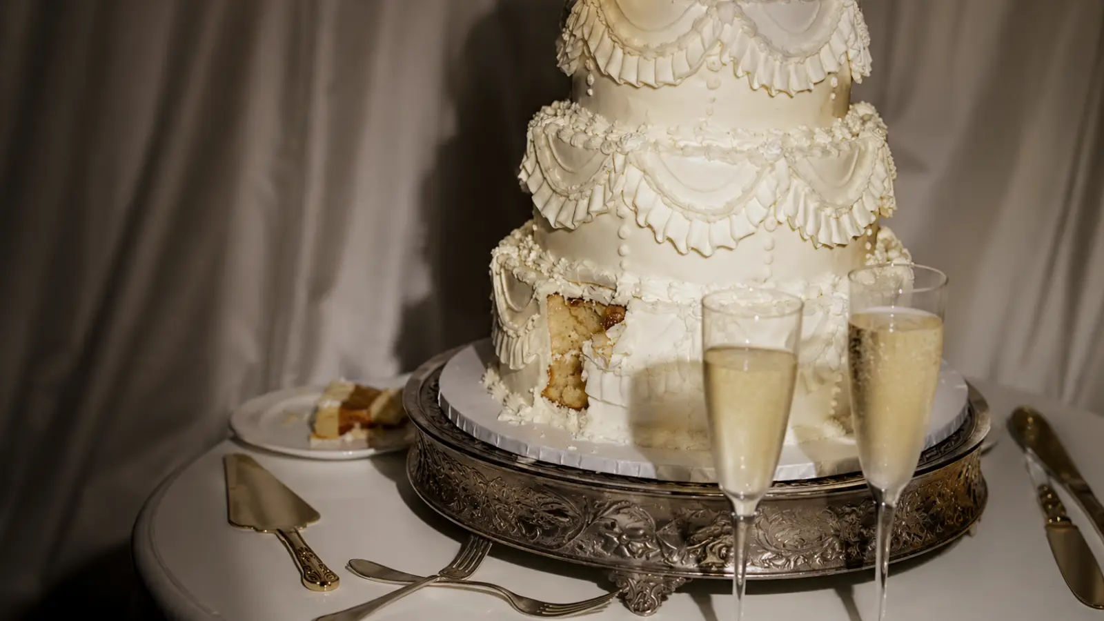 Vintage wedding cake stand with cake