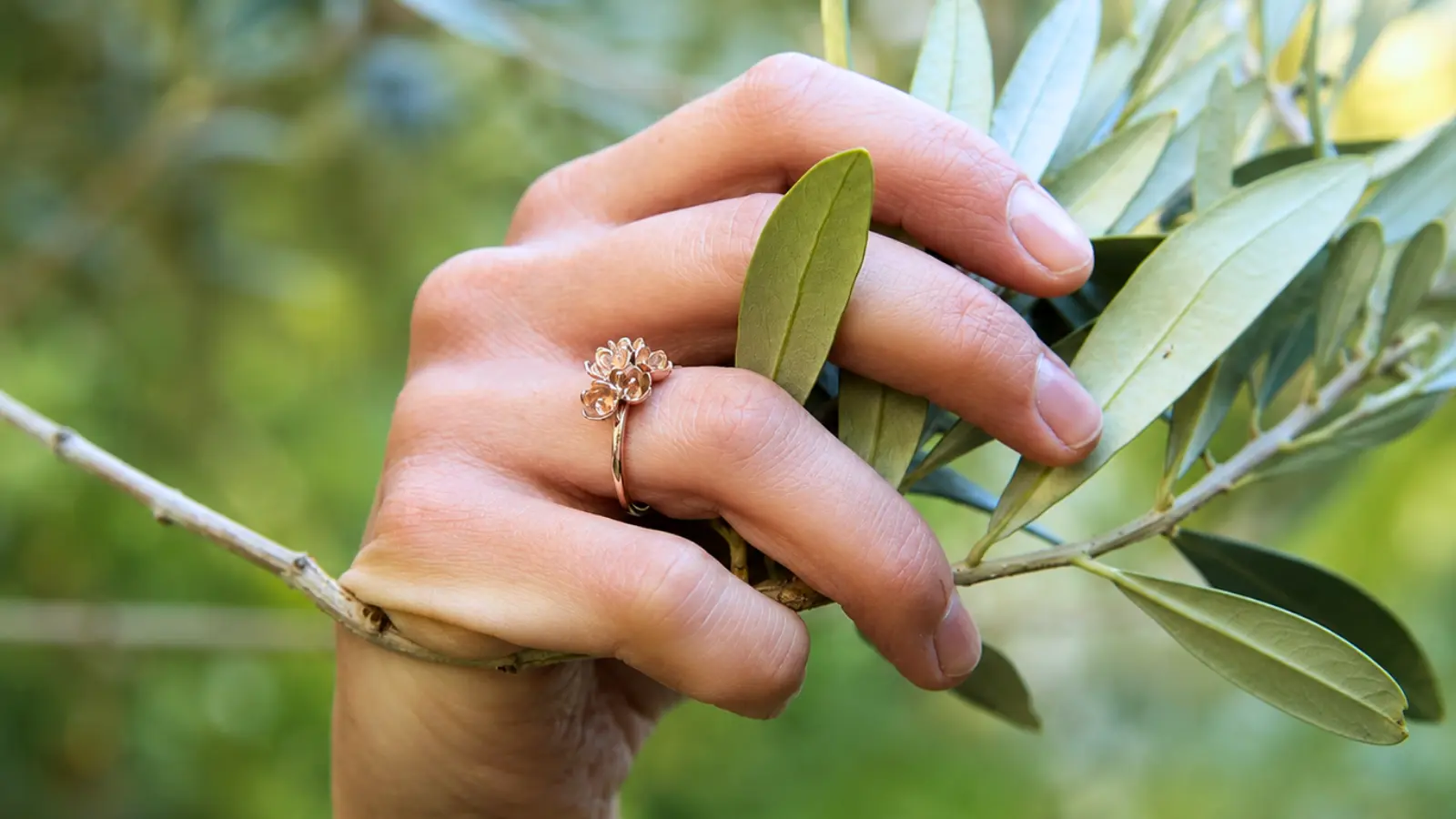 Floral Wedding Rings: Nature-Inspired Styles, Stones and Ideas