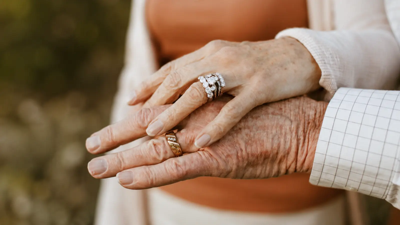Anniversary Rings: Meaning, Ideas, When to Give One & How to Wear It
