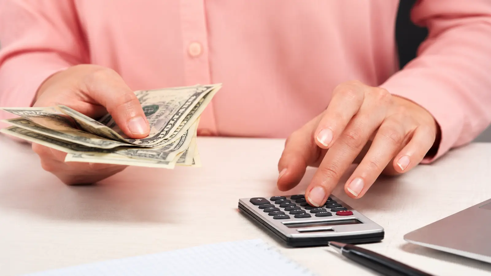 How to Pay for a Wedding with savings, contributions and payment planning, represented by a person counting cash and calculating expenses for a wedding budget How to Pay for a Wedding: Savings, Contributions and Payment Planning