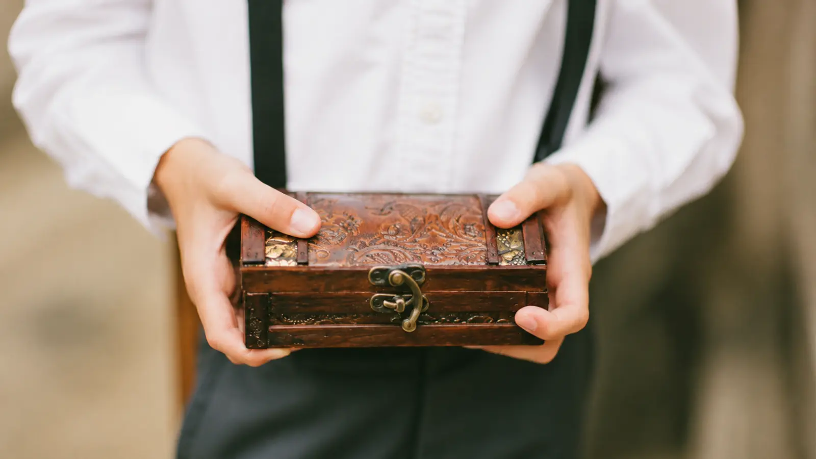 Ring Bearer Pillow and Box: What to Use & How to Choose