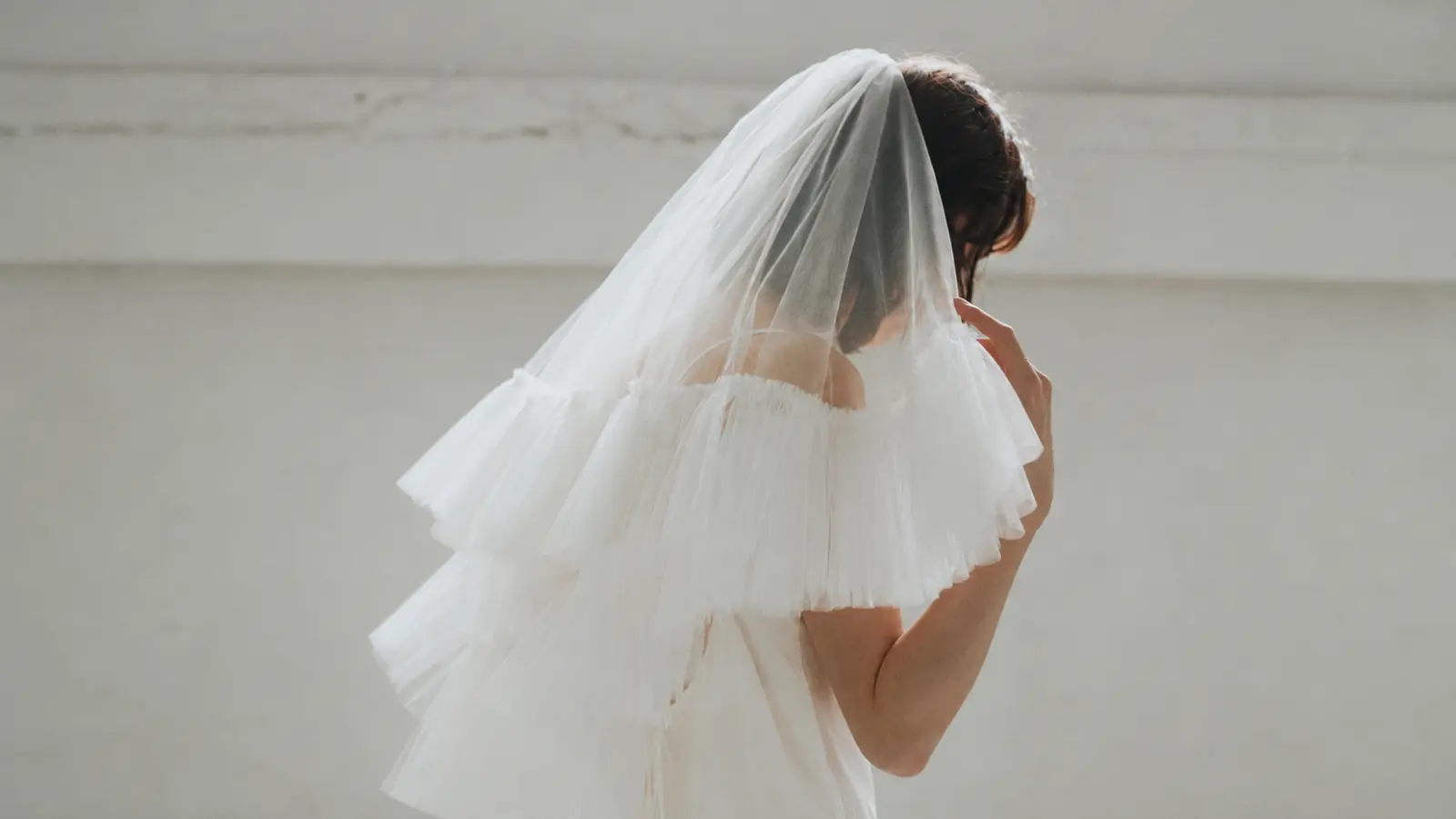Short Wedding Veils: Birdcage, Shoulder & Elbow Styles