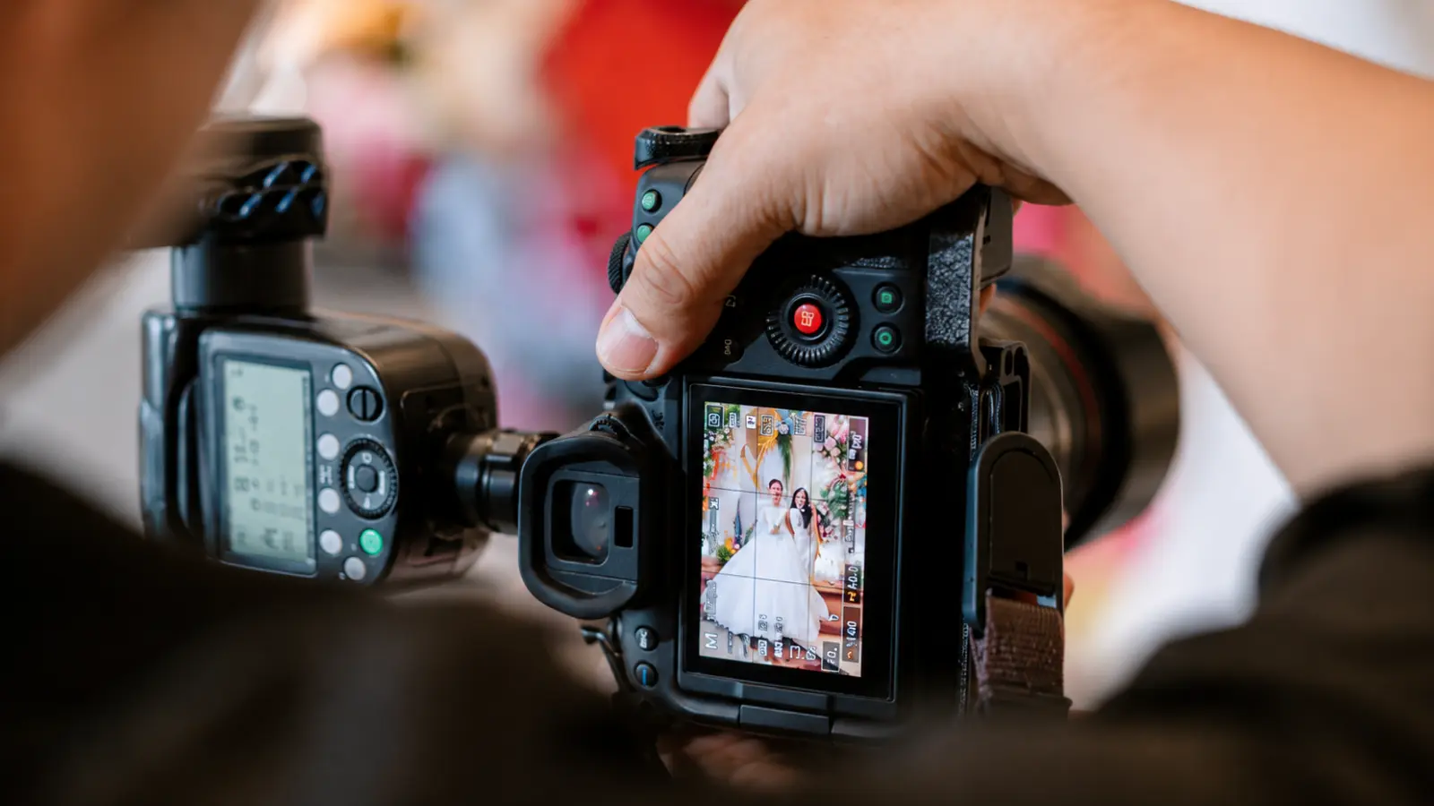 Wedding photographer reviewing a couple’s portrait on camera during a Wedding Photography Timeline, showing how much time to allow for portraits, wedding party photos, family pictures and key wedding moments Wedding Photography Timeline: How Much Time to Allow